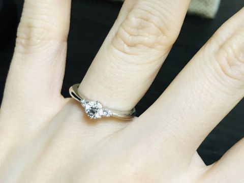 【ラザール ダイヤモンド(LAZARE DIAMOND)の口コミ】 購入前は断然一粒ダイヤのシンプルな婚約指輪を求めていました。でも、試…