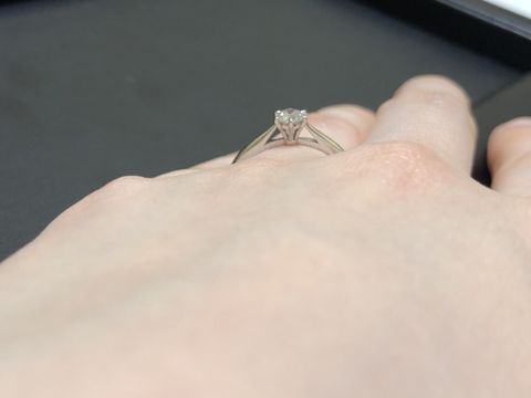【ラザール ダイヤモンド(LAZARE DIAMOND)の口コミ】 真ん中に一粒ダイヤモンドが入っているタイプの指輪です。他の指輪と比べ…