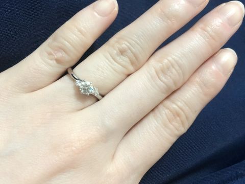 【銀座ダイヤモンドシライシの口コミ】 左右がアシンメトリーなセンターダイヤをより華やかに魅せるメレダイヤが…