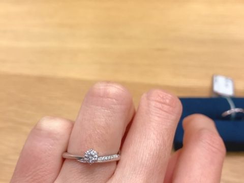 【Princess Bijou(プリンセス・ビジュー)の口コミ】 ダイヤのキラキラ感と「The 婚約指輪」のようなシンプルな雰囲気をどちら…
