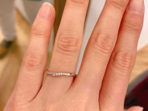 【TOMOE(トモエ)の口コミ】 ゆるやかなV字のリングラインに沿ってメレダイヤがすっと入っている点が決…