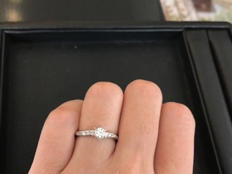 【銀座ダイヤモンドシライシの口コミ】 真ん中のダイヤモンドを引き立てるように細かいメレダイヤモンドが左から…