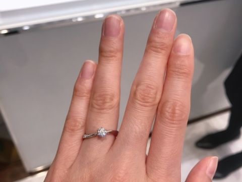 【ROYAL ASSCHER(ロイヤル・アッシャー)の口コミ】 婚約指輪ならではの贅沢なキラキラ感！そして左から右にねじるようなリン…