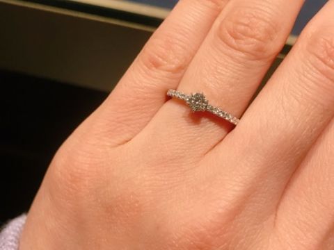 【Princess Bijou(プリンセス・ビジュー)の口コミ】 細身で、細く白く輝くメレダイヤモンドがまっすぐあしらわれているデザイ…