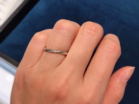 【4℃ BRIDAL(ヨンドシーブライダル)の口コミ】 ストレートに限りなく近い絶妙なカーブでとても上品な雰囲気の指輪です。…