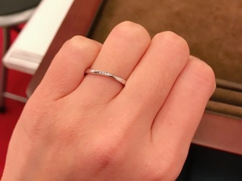 【アンジェリックフォセッテ(Angelique Fossette)の口コミ】 細身でシンプルなデザインを探していました。結婚指輪だけれど、シンプル…