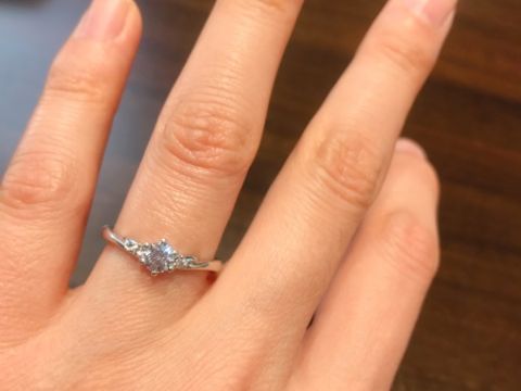 【COLANY(コラニー)の口コミ】 中央のダイヤから左右対象にねじれるようにリボンのようなラインがとても…