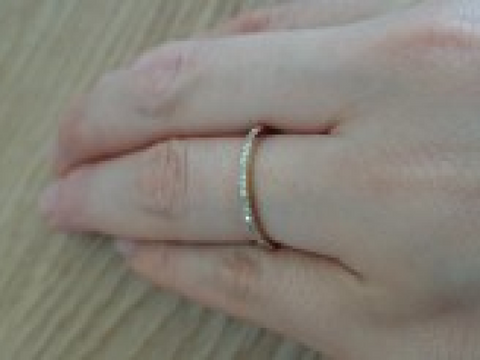 【Tanje(タンジェ)の口コミ】 地金がイエローゴールドで細い、ダイヤモンドのフルエタニティリングを探…