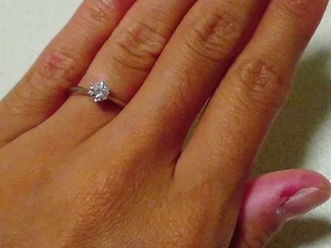【アイプリモ(I-PRIMO)の口コミ】 指が細いので、婚約指輪も細めで指がきれいに見えるものを探していました…