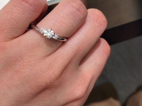 【ROYAL ASSCHER(ロイヤル・アッシャー)の口コミ】 ダイヤは綺麗なものが良かったのでカッターズブランドで探していました。
…