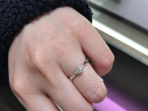 【俄(にわか)の口コミ】 メレダイヤがついた指輪が欲しくて試着しました。
ダイヤは綺麗です。
ま…