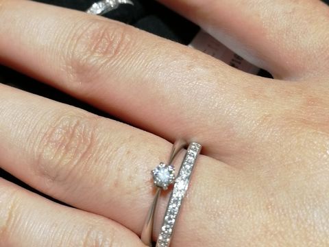 【DIYARTH(ディヤース)の口コミ】 とにかくきらびらやかな指輪を試着してみたいと相談し、ハーフタニティの…