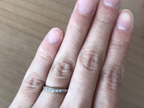 【ラザール ダイヤモンド(LAZARE DIAMOND)の口コミ】 プラチナ素材で、ダイヤモンドが5つ付いており、見た目も華やかです。
少…