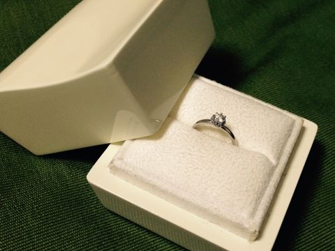 【LUCIE(ルシエ)の口コミ】 メインのダイヤの周りを、小さなダイヤが取り囲むように配置されており、…