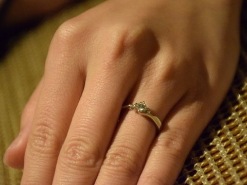 【アイプリモ(I-PRIMO)の口コミ】 センターに一つ大きな石があるので存在感を出し、そのサイドに小さな石が…