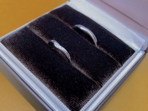 【アイプリモ(I-PRIMO)の口コミ】 婚約指輪と一緒に付けられる指輪だったので購入しました。V字のデザインに…