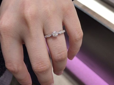 【俄(にわか)の口コミ】 購入候補で最後まで迷っていた指輪です。
爪が4つなので離れて見るとダイ…