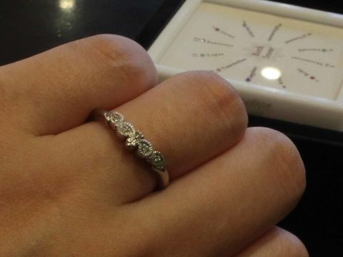 【ケイウノ ブライダル(K.UNO BRIDAL)の口コミ】 植物の百合をモフーフとしたデザインです。煌びやかで、mil打ちの技術がふ…