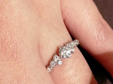 【A・D・A(エー・ディー・エー)の口コミ】 とにかくプラチナの部分が見えないくらい、キラキラの指輪を試着させても…