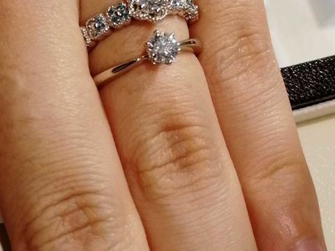 【CHARMY(チャーミー)の口コミ】 婚約指輪を探して、まだデザインの模索中で、変わったデザインと普通の縦…