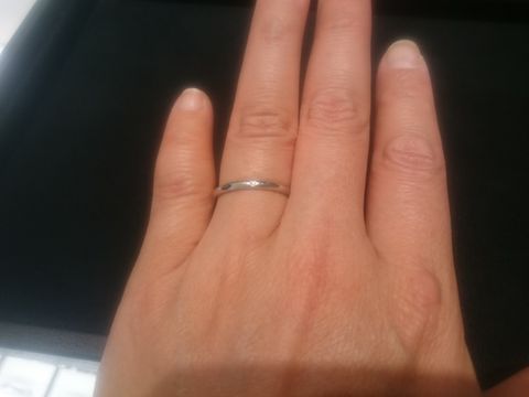 【ティファニー(Tiffany & Co.)の口コミ】 ストレートの指輪が希望だったのでこの指輪を試着させてもらいました。シ…
