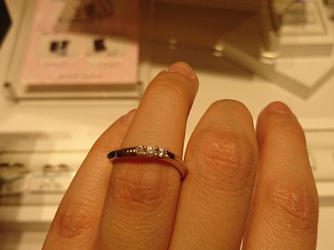 【銀座ダイヤモンドシライシの口コミ】 ダイヤがついていて、とても綺麗な指輪です。ちょっとウェーブがあるデザ…