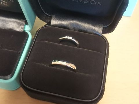 【ティファニー(Tiffany & Co.)の口コミ】 上品かつシンプルな点に惹かれました。3つ並んだダイヤがかわいらしく、洗…