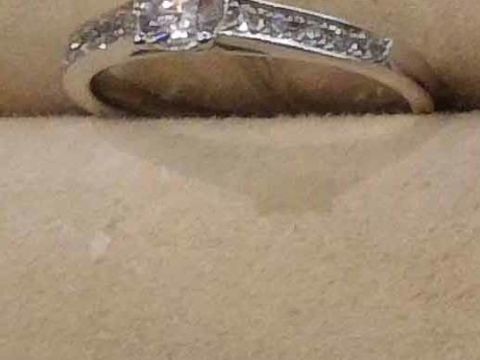 【BRIDGE(ブリッジ)の口コミ】 指輪のデザインは1石＋メレダイヤです。一番のお気に入りポイントは四角い…