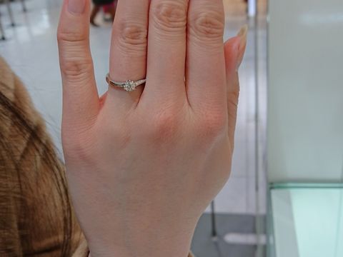 【4℃ BRIDAL(ヨンドシーブライダル)の口コミ】 4℃アクアニティというデザインの指輪です。
水が流れるような滑らかな曲線…