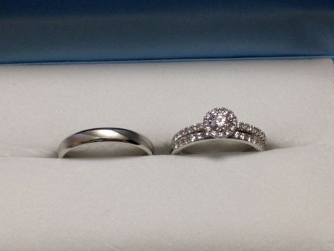 【GALA JEWELRY(ガラジュエリー)の口コミ】 ヘイロータイプの婚約指輪と重ねづけするために、細めのハーフエタニティ…