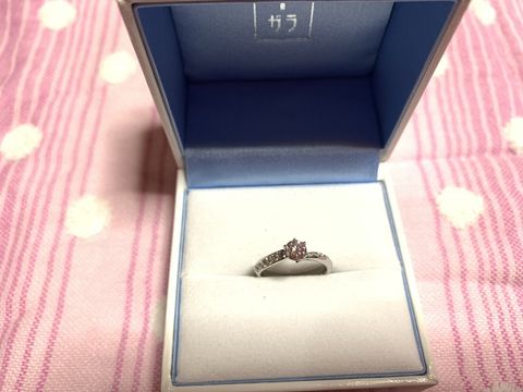 【GALA JEWELRY(ガラジュエリー)の口コミ】 とにかく可愛くてリーズナブルだったことが決め手でした。メインダイヤが0…