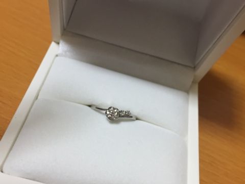 【SANJI(サンジ)の口コミ】 ダイヤの部分が花の形になっており、ダイヤが埋め込まれているデザインに…