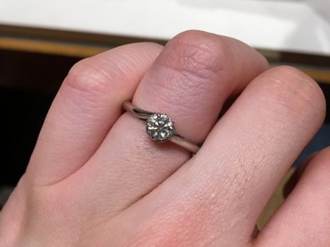 【銀座ダイヤモンドシライシの口コミ】 婚約指輪も気に入ったデザインで、とのことで、彼と一緒に見に行きました…