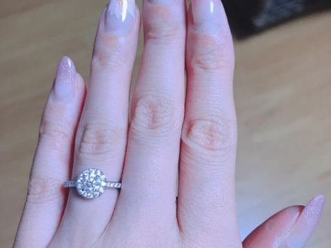 【ラザール ダイヤモンド(LAZARE DIAMOND)の口コミ】 デザインがとても好みで、他のブランドも同じようなデザインを何個か見て…