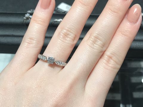 【エクセルコダイヤモンド(EXELCO DIAMOND)の口コミ】 キラキラと輝いてゴージャスなデザインです。
上品な輝きなので、ギラギラ…