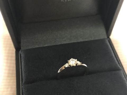 【ラザール ダイヤモンド(LAZARE DIAMOND)の口コミ】 曲線的なリングが好きで探していました。
メレのデザインの指輪は、ほかの…