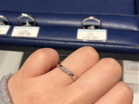 【銀座ダイヤモンドシライシの口コミ】 派手すぎないデザイン、でもダイヤモンドが付いてるものが良かったので、…