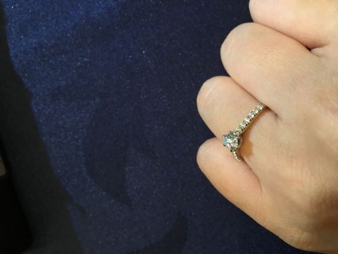 【エクセルコダイヤモンド(EXELCO DIAMOND)の口コミ】 リングにもダイヤモンドがあしらわれているため、とても豪華ですが小振り…
