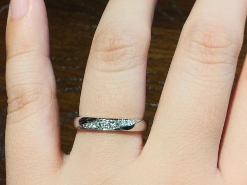 【TANZO.(鍛造指輪)の口コミ】 シンプルだけど、カーブを入れることで飽きないデザイン。ダイヤも斜めに…