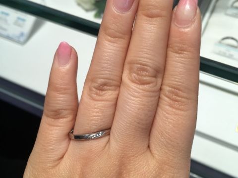 【銀座ダイヤモンドシライシの口コミ】 一生つける物なので、軽いリングのつけ心地が決め手になりました。他店と…