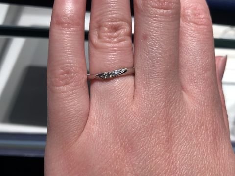 【銀座ダイヤモンドシライシの口コミ】 デザインが良かった。ねじりがあるデザインだが、つけにくさもなく、つけ…