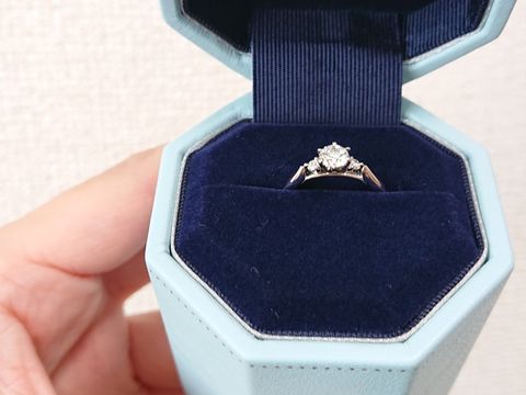 【銀座ダイヤモンドシライシの口コミ】 花束のようなデザインがとても気に入り、購入いたしました。両脇のメレダ…