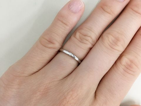 【銀座ダイヤモンドシライシの口コミ】 細くてストレート、1粒ダイヤのシンプルなデザインを探していて、
こちら…
