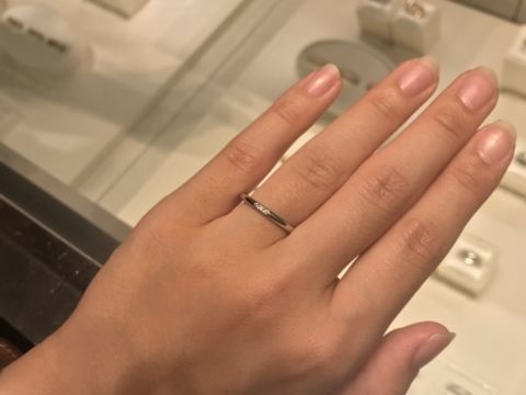 【ティファニー(Tiffany & Co.)の口コミ】 普通〜細めでシンプルなデザインの指輪を探している時に出会いました。シ…