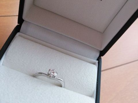 【Galopine & Galopin(ガロピーネガロパン)の口コミ】 シンプルなものが好きなので、あえてダイヤ以外の飾りがないこのシルバー…