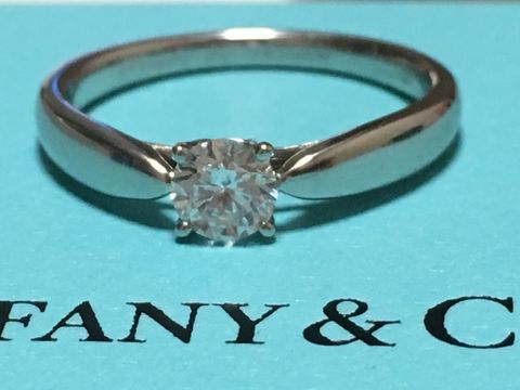 【ティファニー(Tiffany & Co.)の口コミ】 ダイヤが横からみると出ていないので、日常生活でつけやすいというのが一…