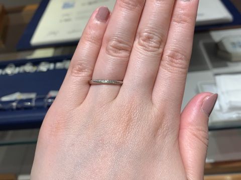 【銀座ダイヤモンドシライシの口コミ】 着け心地とデザインでこちらに決めました。
探し始めた当初はハーフエタニ…