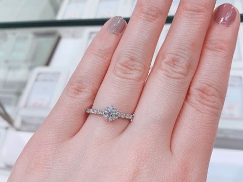 【リューツウの口コミ】 ダイヤの質、お手頃な値段で決めました。
婚約指輪は大きなダイヤが付いた…