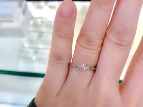 【NINA RICCI(ニナリッチ)の口コミ】 華奢で女性らしく、且つ可愛らしさも兼ね備えており、美しいデザインがと…