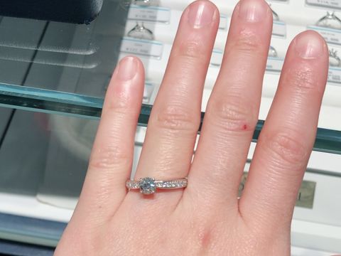 【銀座ダイヤモンドシライシの口コミ】 リングもキラキラしているので、この指輪をはめていればすぐリングに目が…